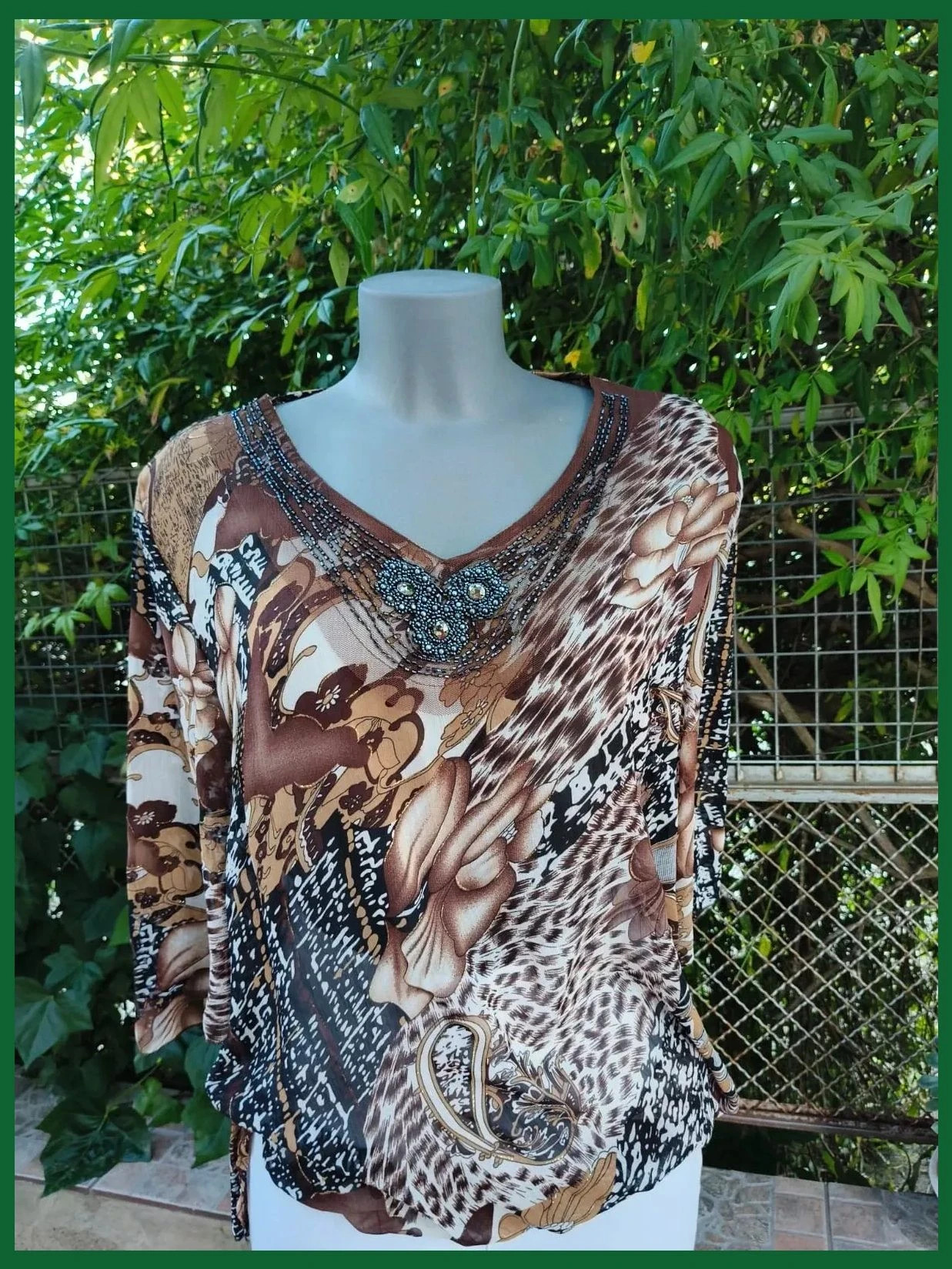 Blusa Elegante con Estampado Mixto y Pedrería en el Escote 🌈 – La Boutique – taille XL / 42 / 14 2