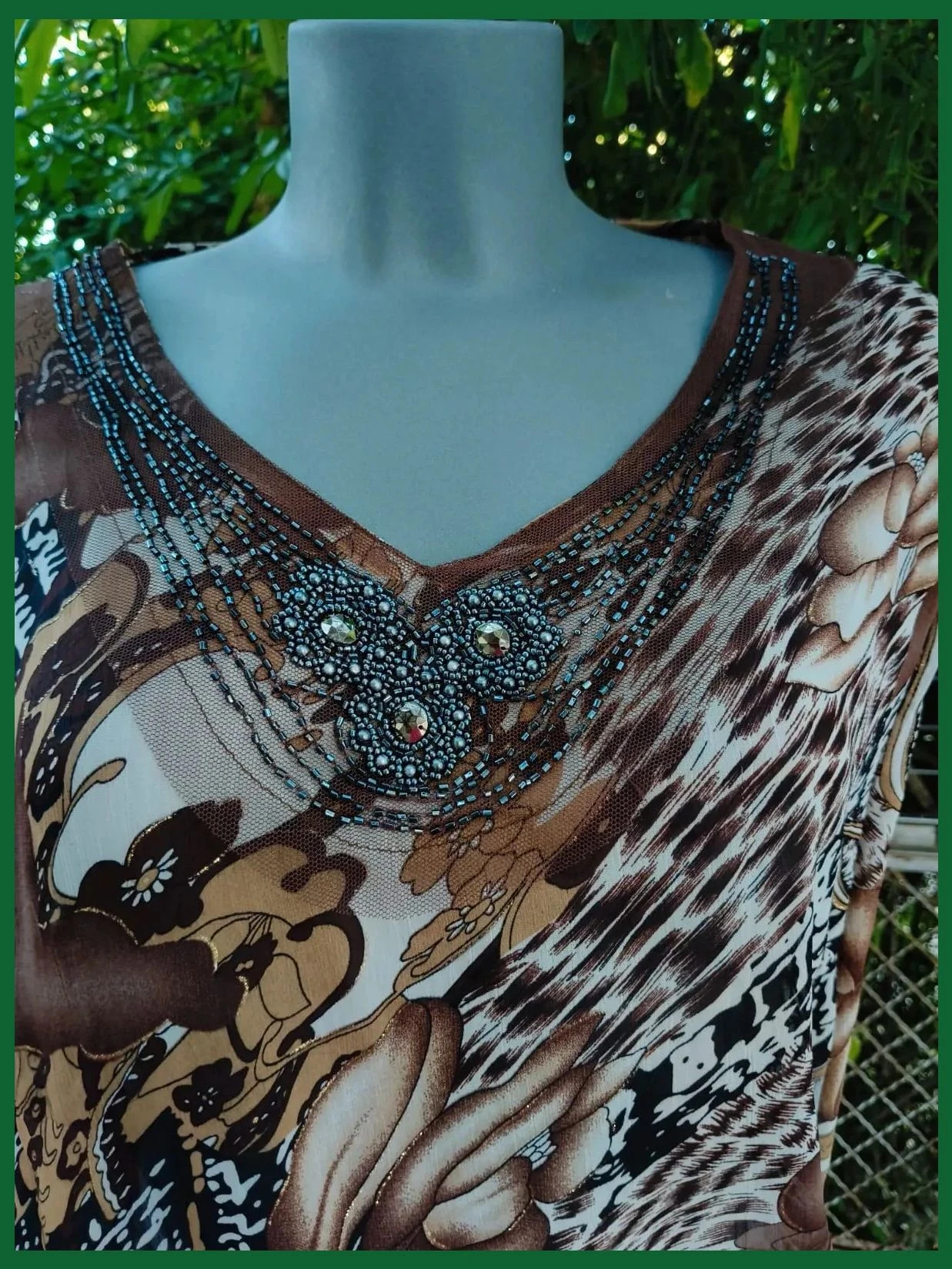 Blusa Elegante con Estampado Mixto y Pedrería en el Escote 🌈 – La Boutique – taille XL / 42 / 14 5