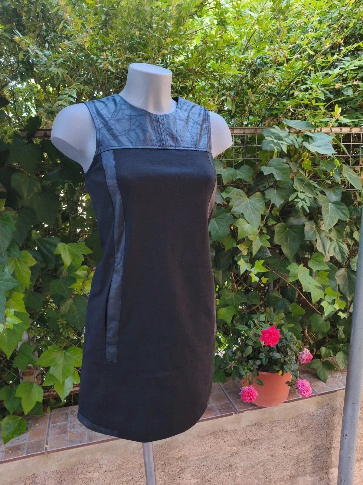 Vestido Corto Negro con Detalles Efecto Cuero – Sfera (Talla S) 🌈 – Sfera – taille S / 36 / 8 2