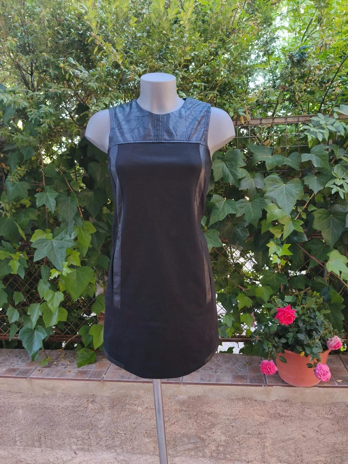 Vestido Corto Negro con Detalles Efecto Cuero – Sfera (Talla S) 🌈 – Sfera – taille S / 36 / 8
