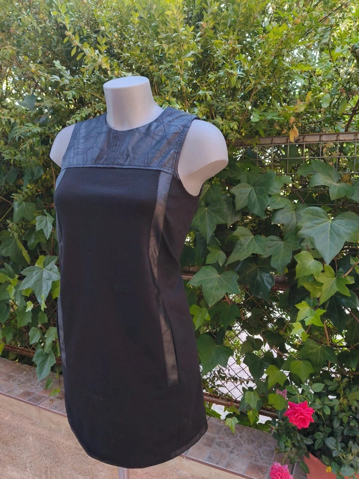 Vestido Corto Negro con Detalles Efecto Cuero – Sfera (Talla S) 🌈 – Sfera – taille S / 36 / 8 4