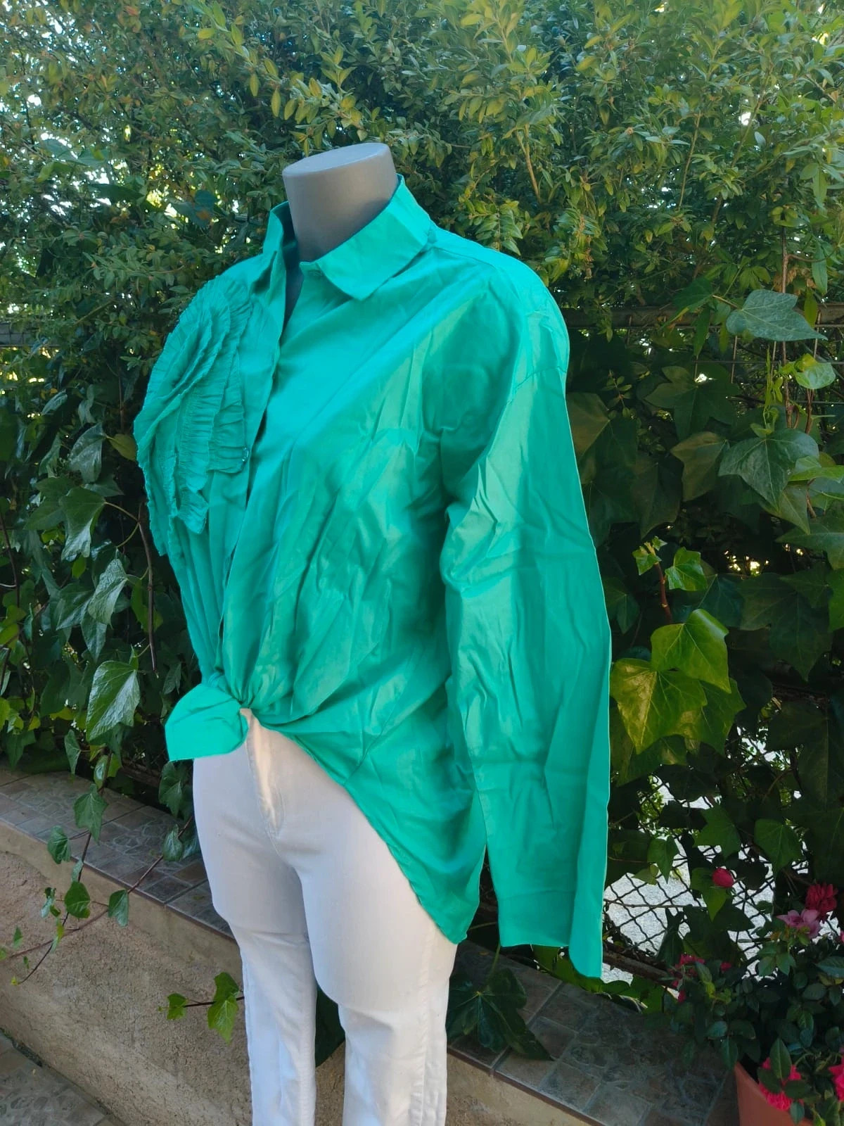Camisa verde esmeralda con maxi flor y nudo delantero (Talla M/L ) – La Boutique – taille Taille unique 4