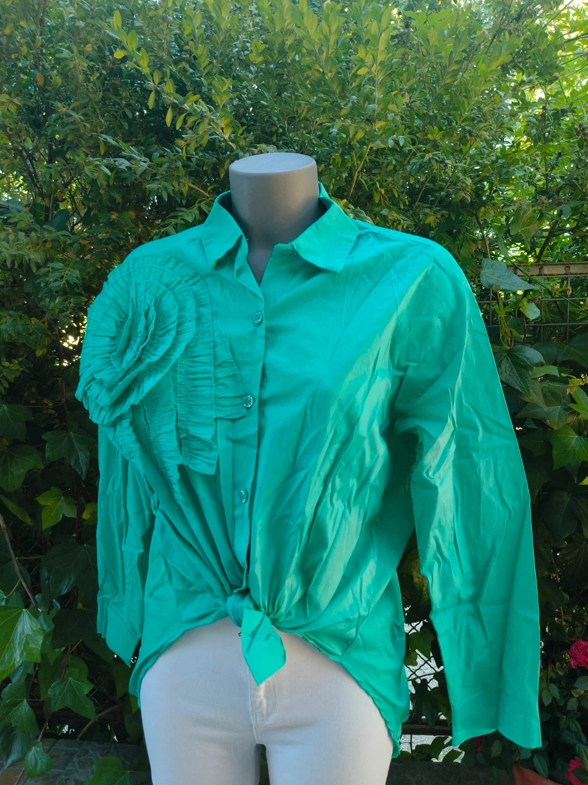 Camisa verde esmeralda con maxi flor y nudo delantero (Talla M/L ) – La Boutique – taille Taille unique 3