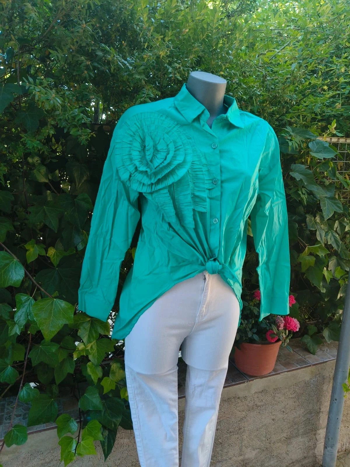 Camisa verde esmeralda con maxi flor y nudo delantero (Talla M/L ) – La Boutique – taille Taille unique 2