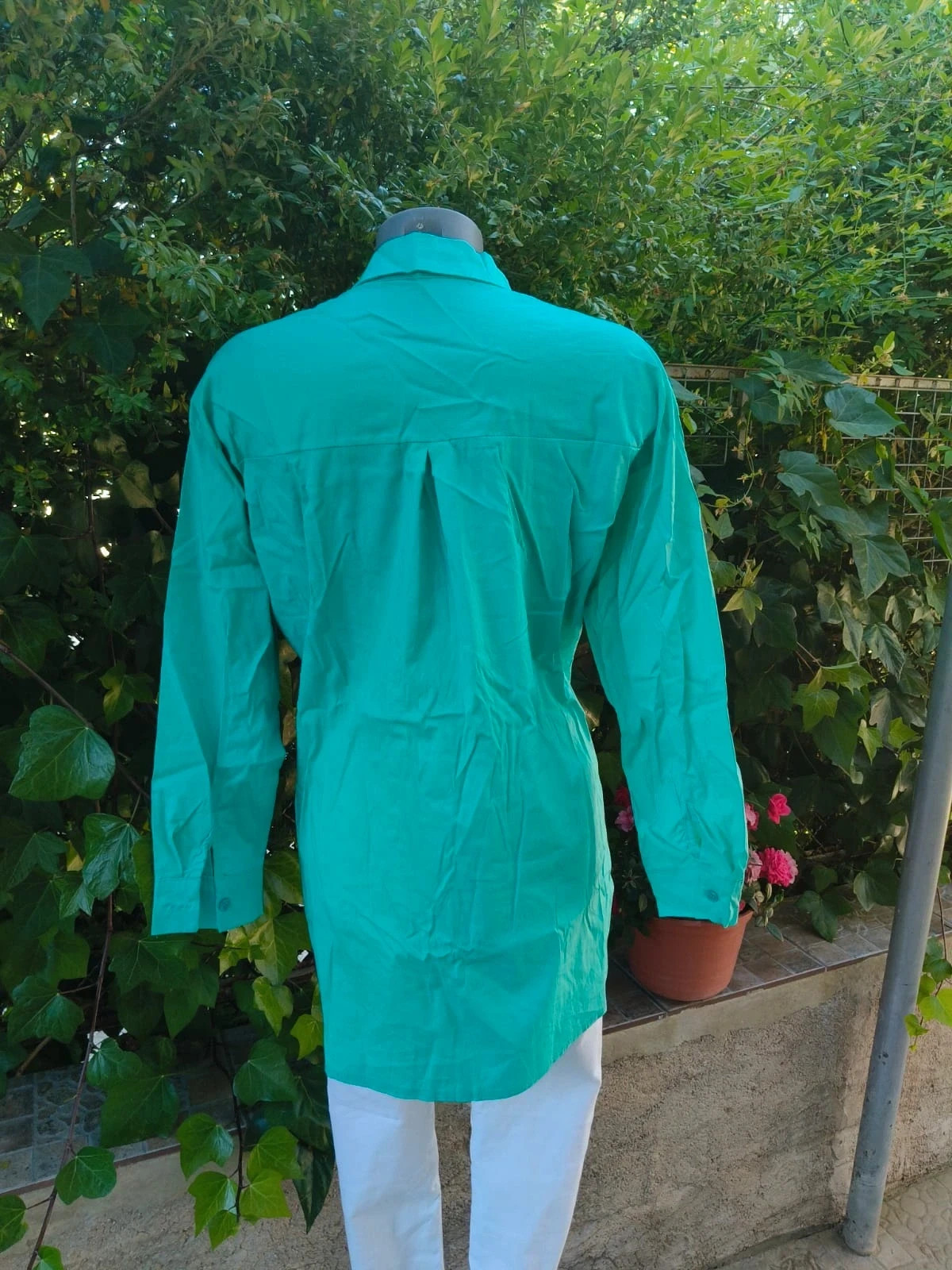 Camisa verde esmeralda con maxi flor y nudo delantero (Talla M/L ) – La Boutique – taille Taille unique 5