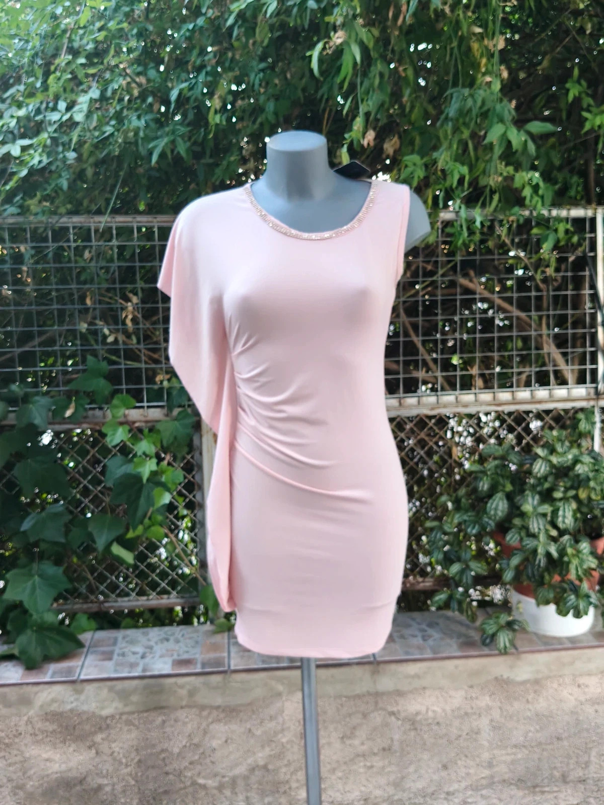 Vestido de fiesta rosa pastel con pedrería 🌈