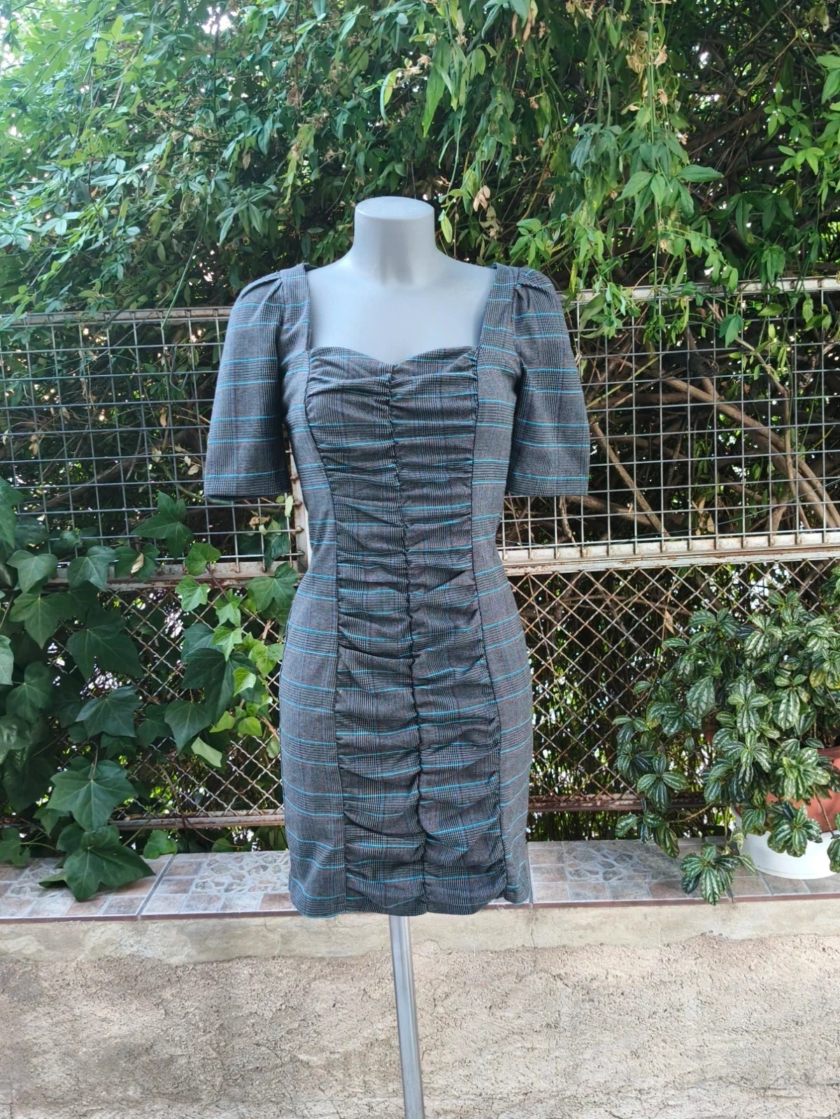 Vestido ajustado gris de cuadros con drapeado Blanco 🌈