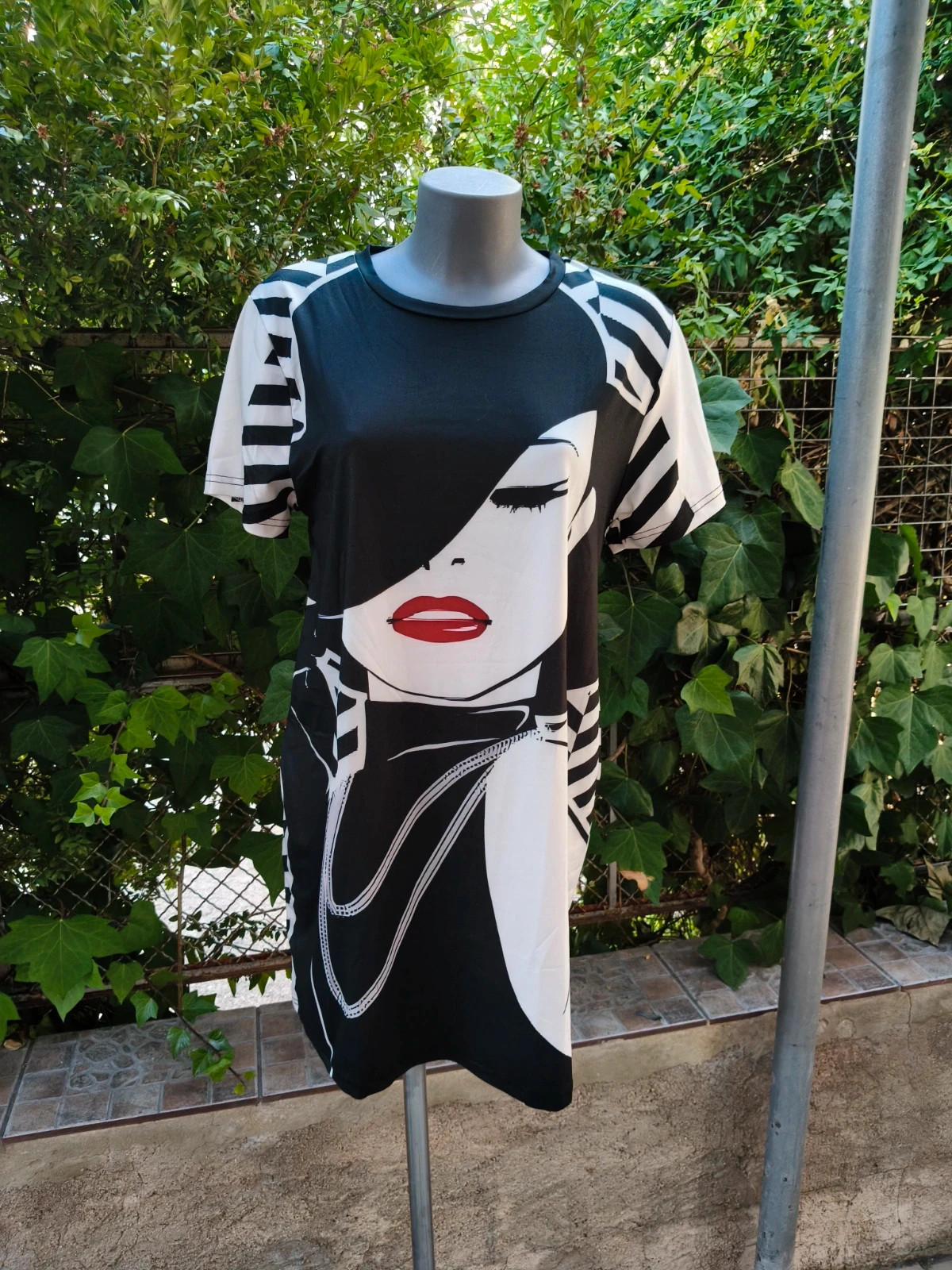 Vestido Camiseta Estampa Cara Mujer Blanco y Negro 🌈 – La Boutique – taille S / 36 / 8