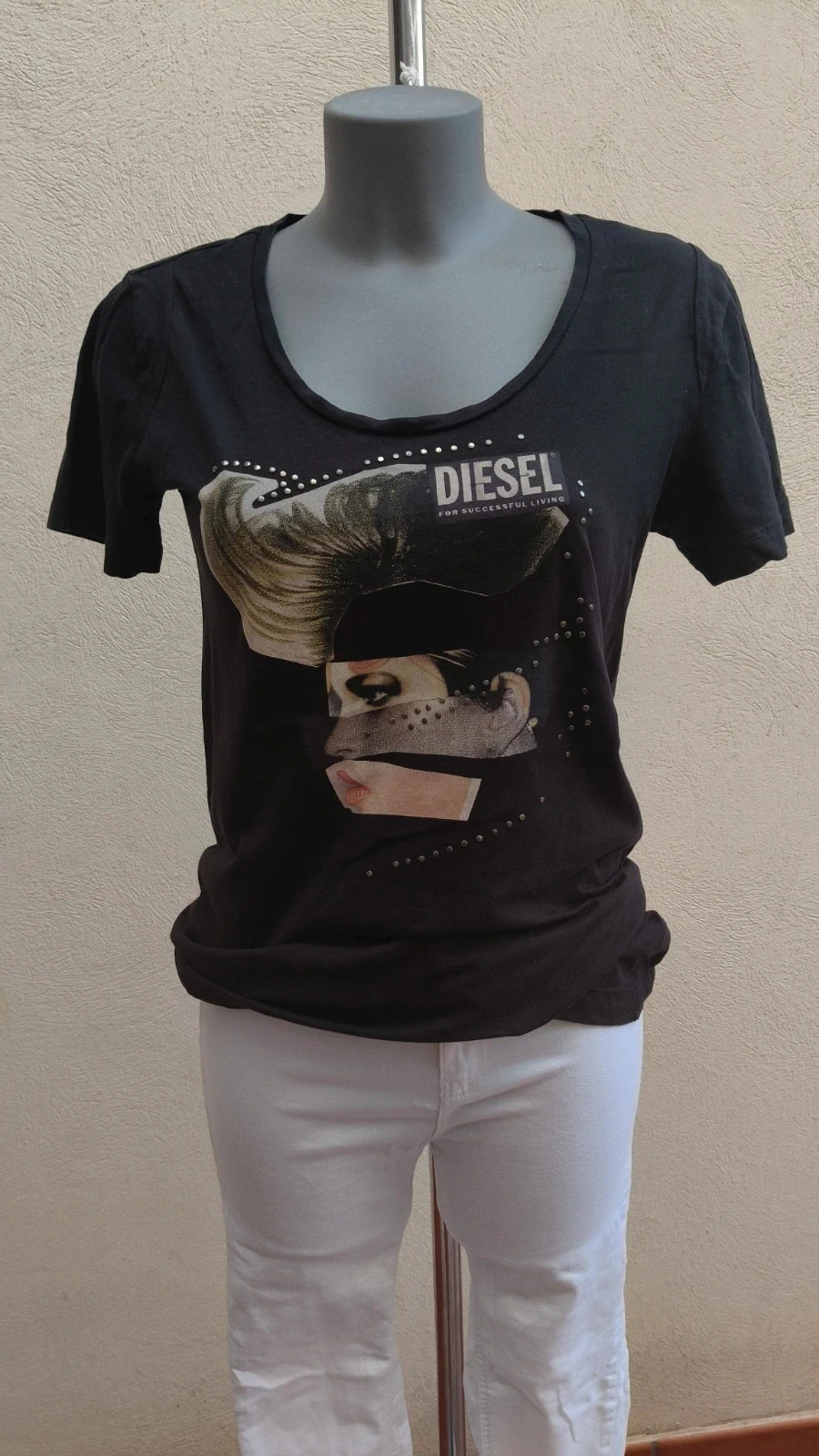 Camiseta Diesel con Gráfico Artístico y Tachuelas 🌈