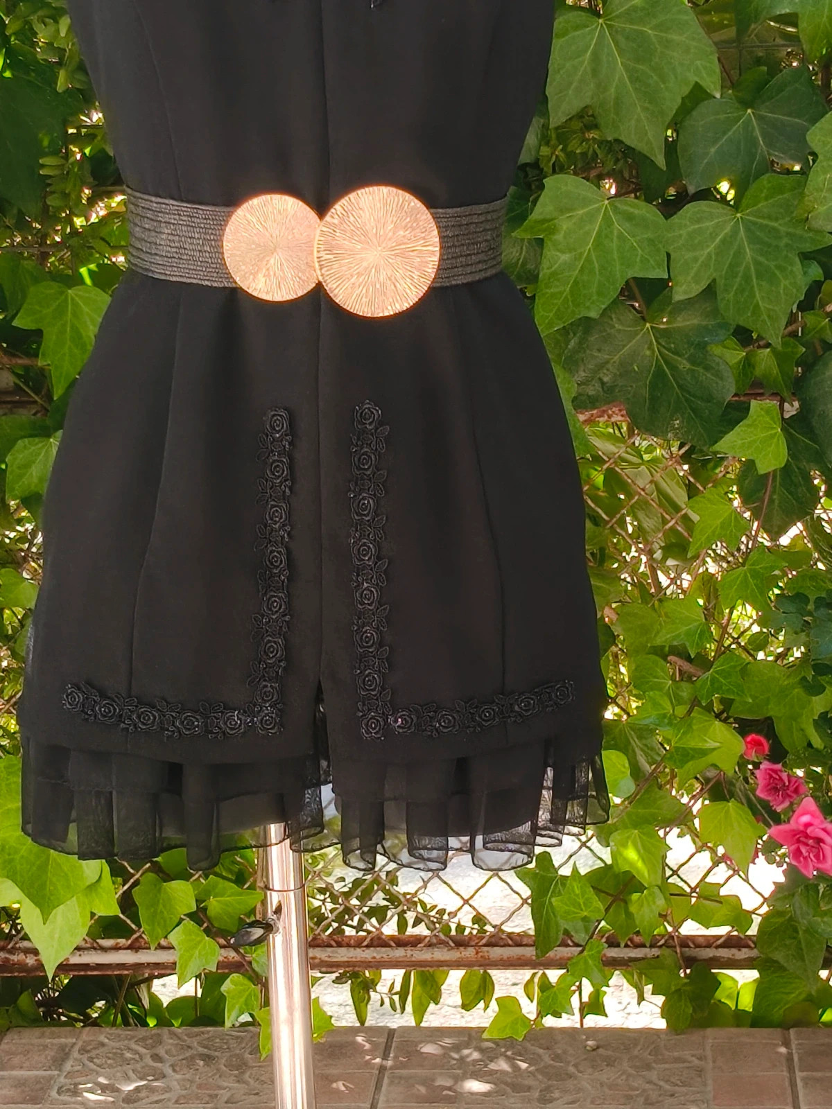 Vestido corto negro "Rosas Rojas" con guipur y gasa 🌈 – Rosas Rojas – taille S / 36 / 8 3