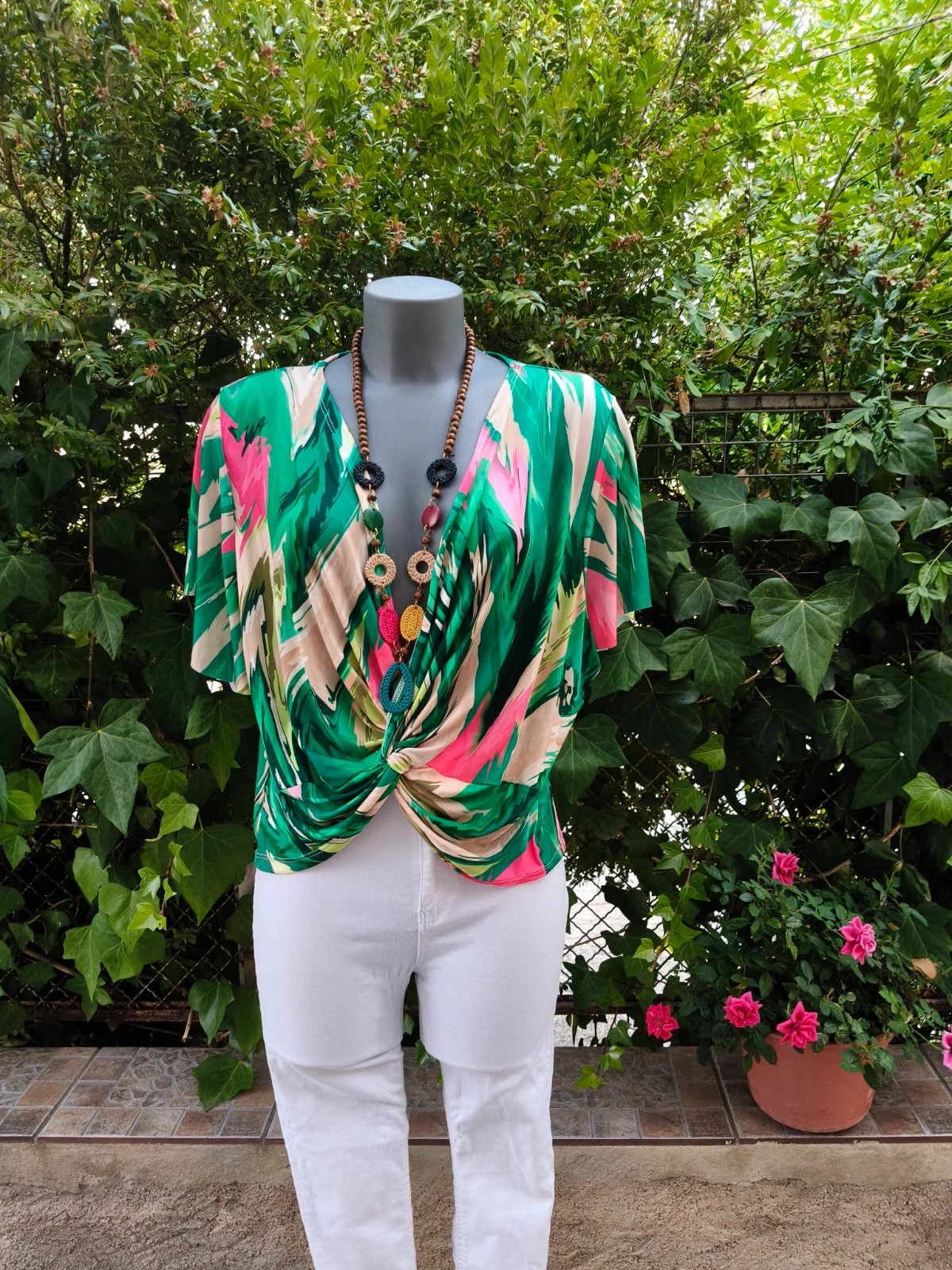 Blusa fluida estampada con nudo delantero 🌈