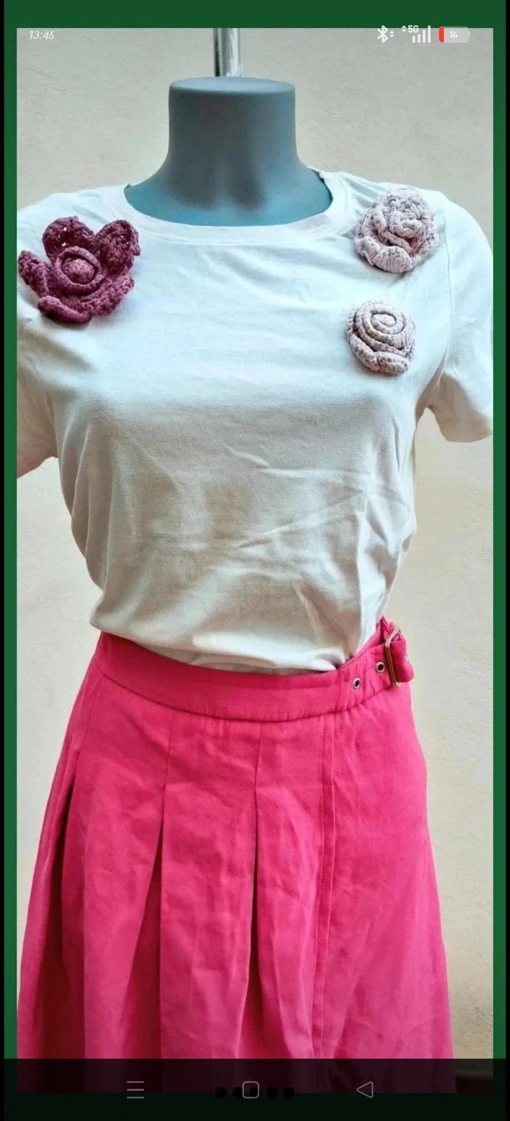 Camiseta blanca con aplicaciones florales de ganchillo Sfera 🌈 – Sfera – taille M / 38 / 10 2