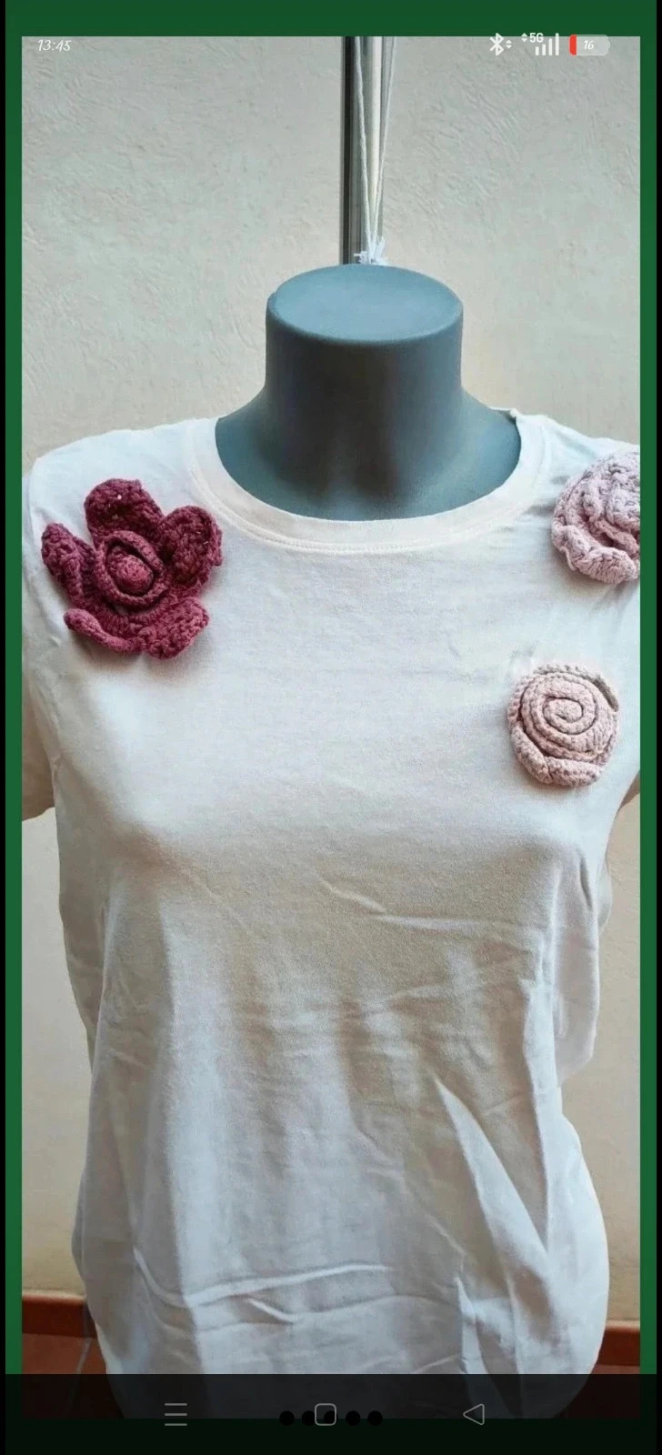 Camiseta blanca con aplicaciones florales de ganchillo Sfera 🌈 – Sfera – taille M / 38 / 10 4