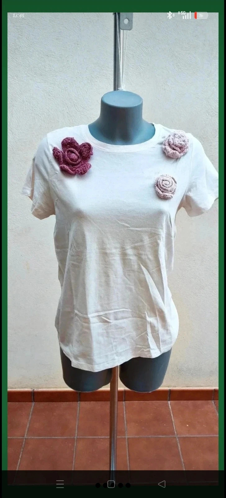 Camiseta blanca con aplicaciones florales de ganchillo Sfera 🌈 – Sfera – taille M / 38 / 10 3