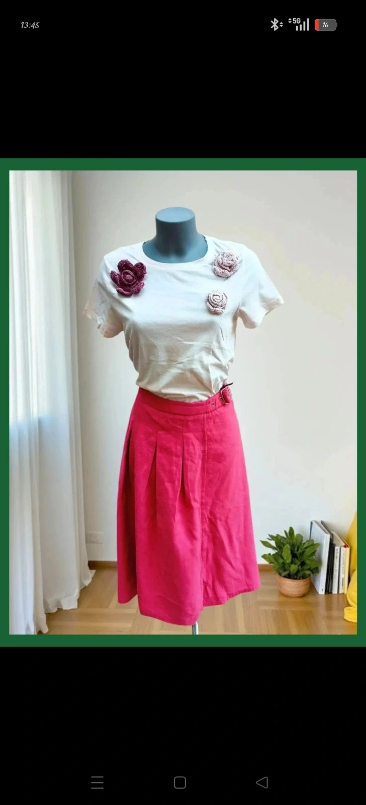 Camiseta blanca con aplicaciones florales de ganchillo Sfera 🌈 – Sfera – taille M / 38 / 10