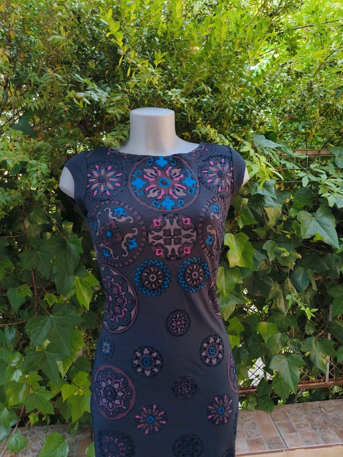 Vestido Corto Ajustado con Estampado de Mandalas 🌈 – La Boutique – taille S / 36 / 8 5