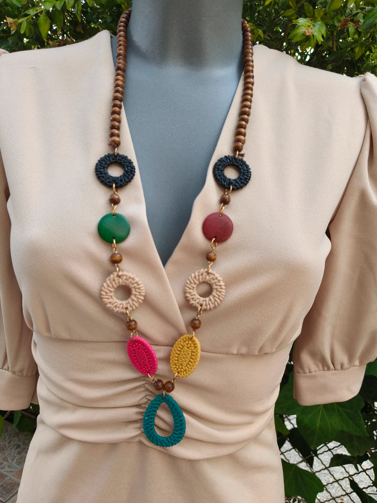 Collar étnico multicolor con cuentas de madera y aros calados – Boheme 2