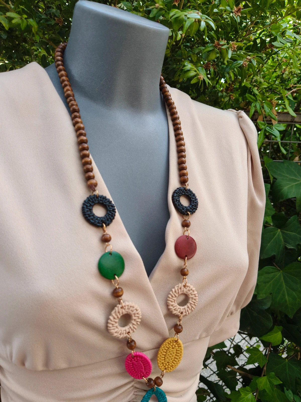 Collar étnico multicolor con cuentas de madera y aros calados – Boheme 3