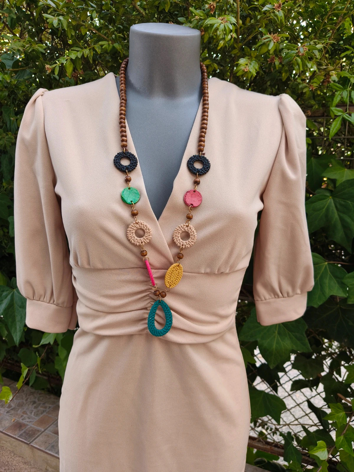 Collar étnico multicolor con cuentas de madera y aros calados