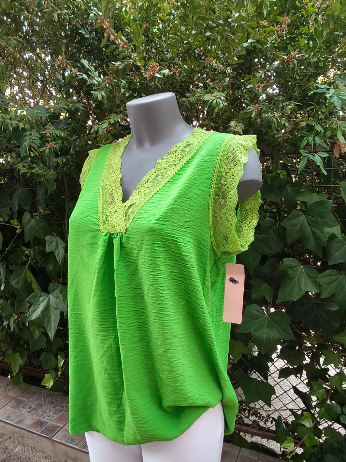 Top Verde Limón con Detalles de Encaje 🌈 – La Boutique – taille M / 38 / 10 3