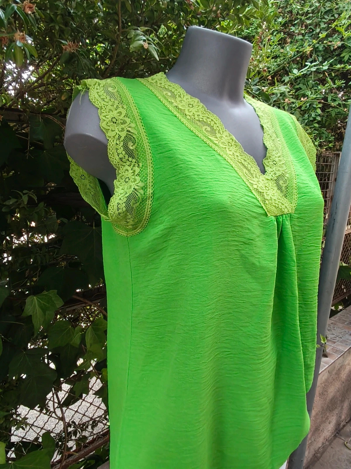Top Verde Limón con Detalles de Encaje 🌈 – La Boutique – taille M / 38 / 10 5