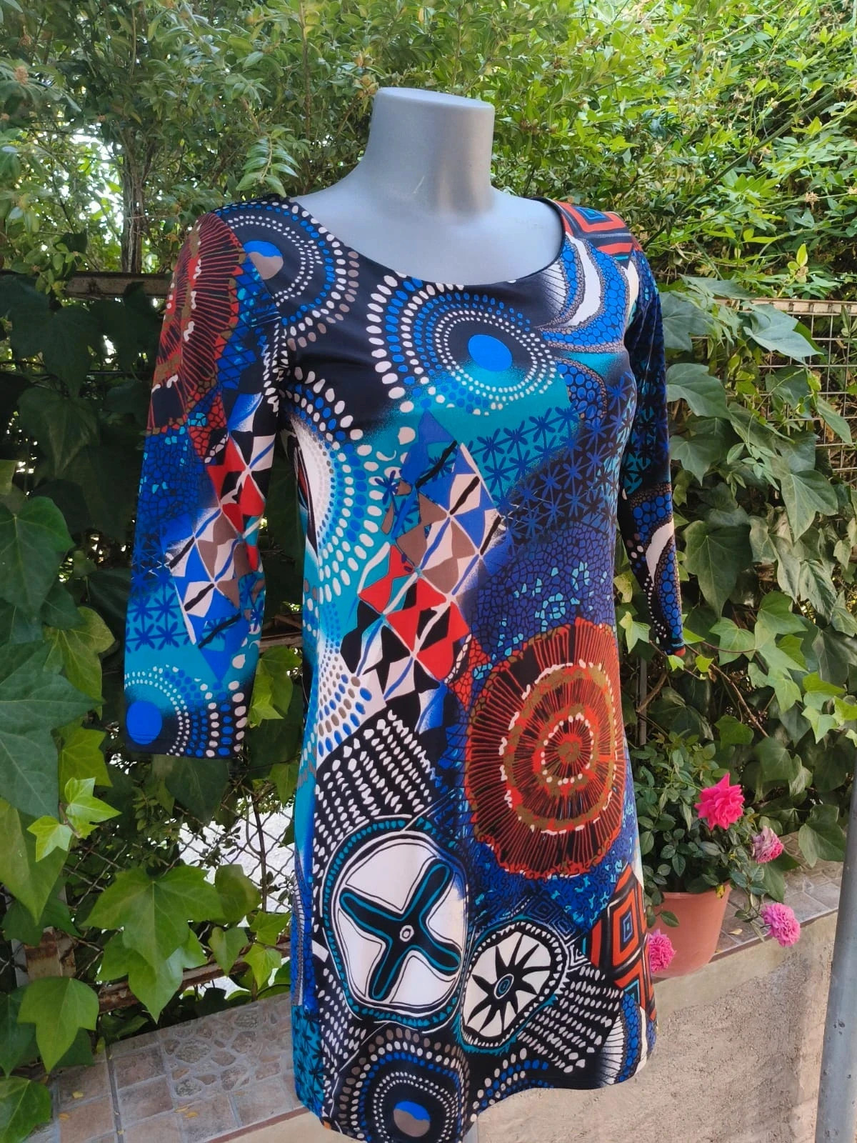 Vestido corto elástico con estampado multicolor y diseño étnico / geométrico 🌈 – La Boutique – taille L / 40 / 12 2