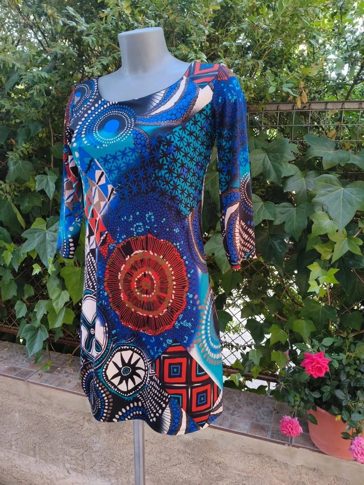 Vestido corto elástico con estampado multicolor y diseño étnico / geométrico 🌈 – La Boutique – taille L / 40 / 12 4