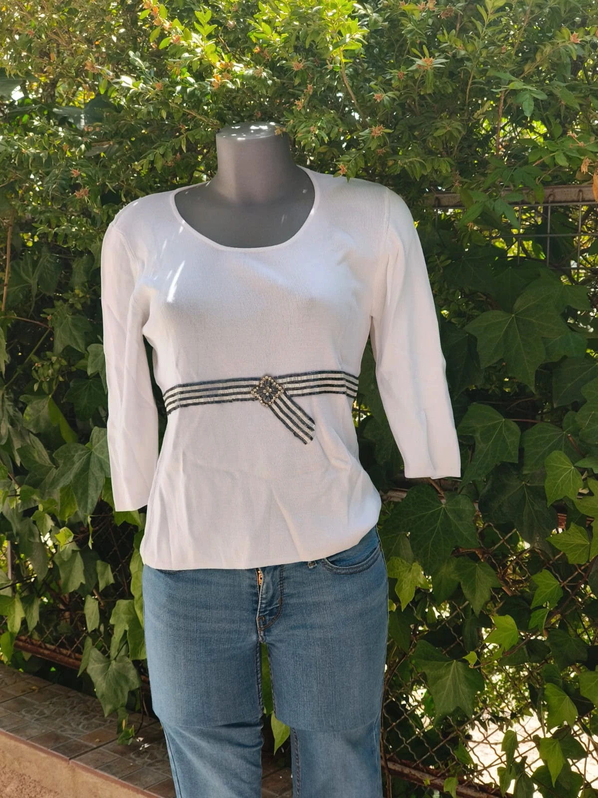 Jersey Fino de Punto Blanco con Detalle Joya – Talla 38 🌈