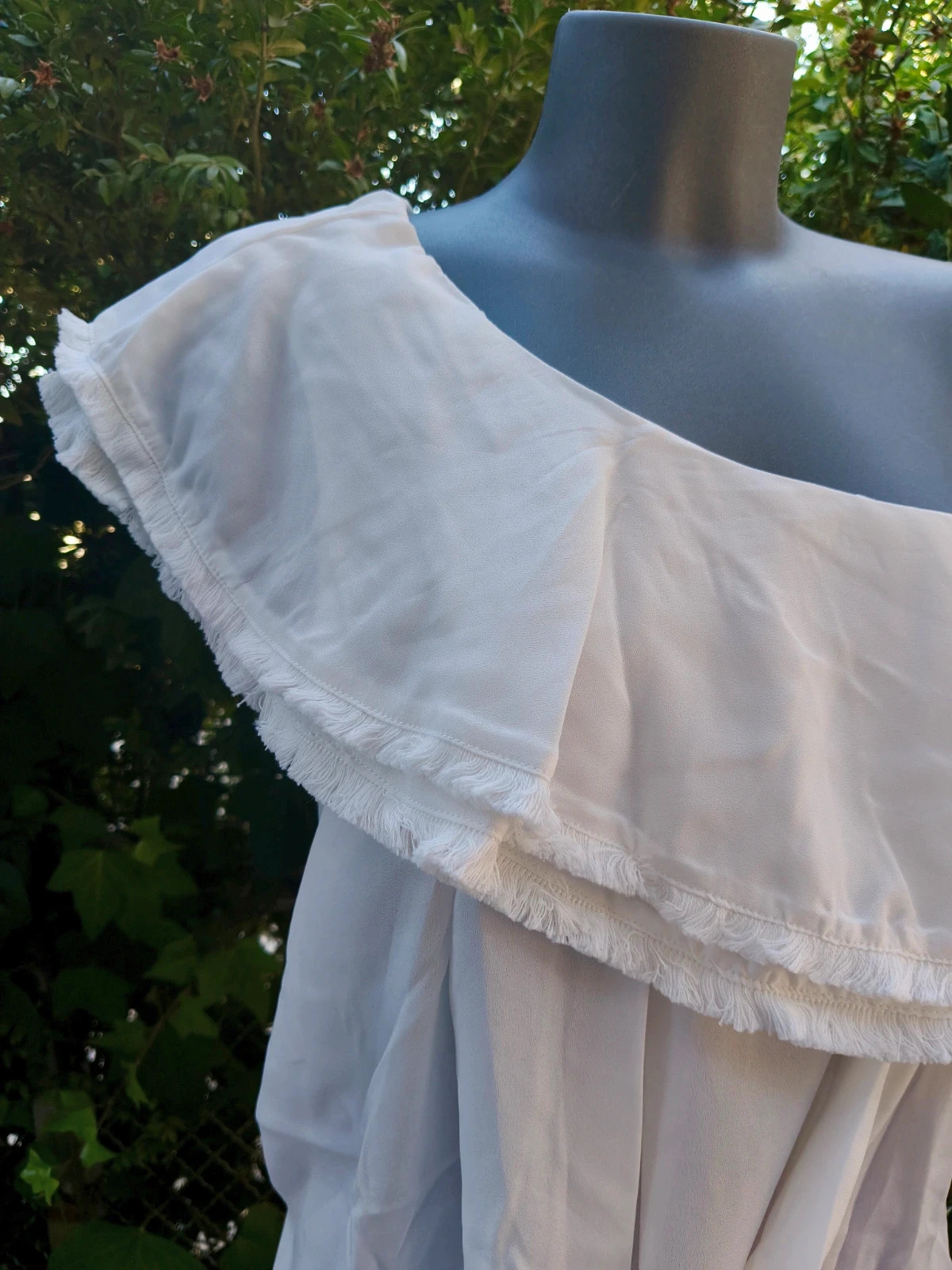 Precioso top blanco asimétrico de la marca Armonías 🌈 – Armonias – taille L / 40 / 12 4