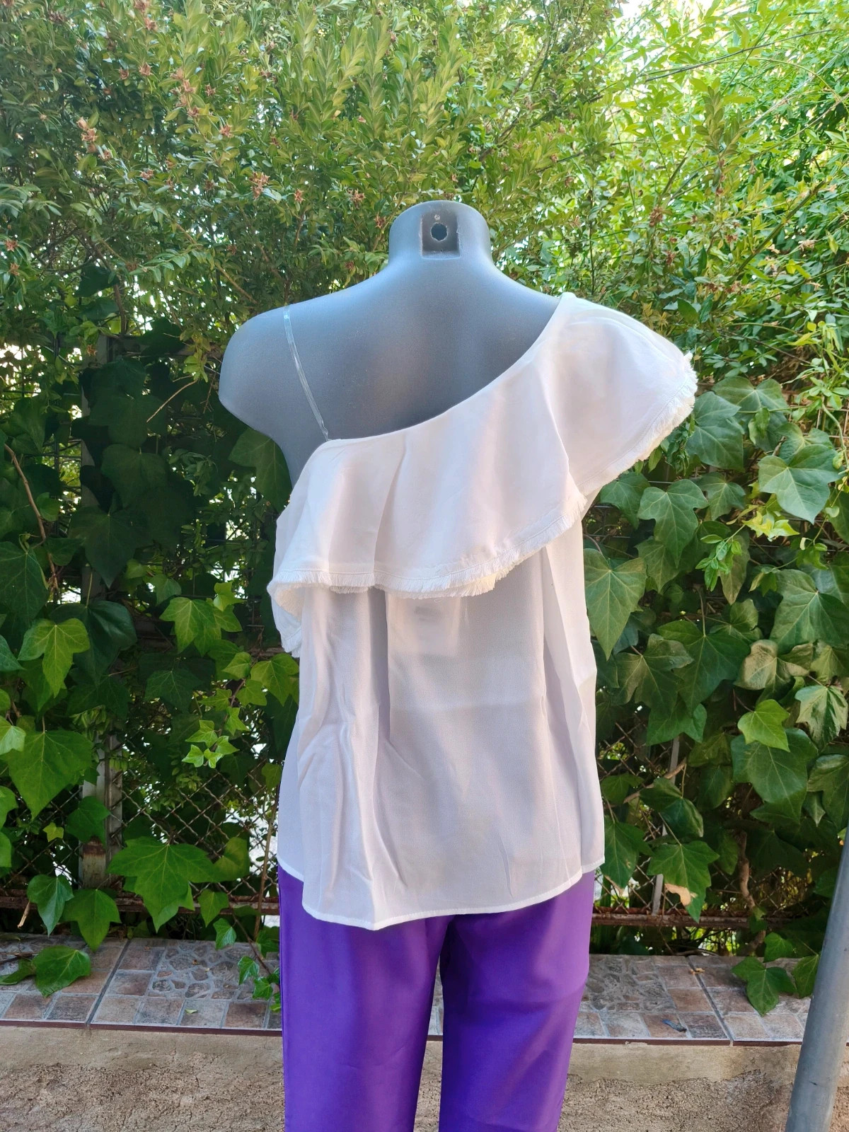 Precioso top blanco asimétrico de la marca Armonías 🌈 – Armonias – taille L / 40 / 12 5