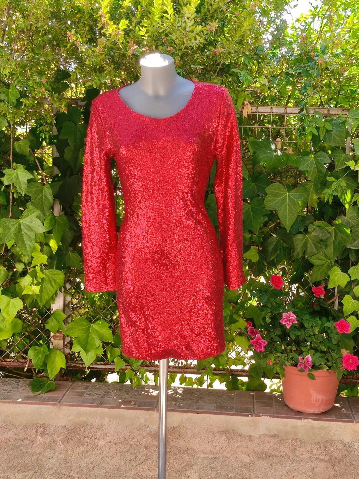 Vestido corto rojo de lentejuelas con espalda al aire 🌈