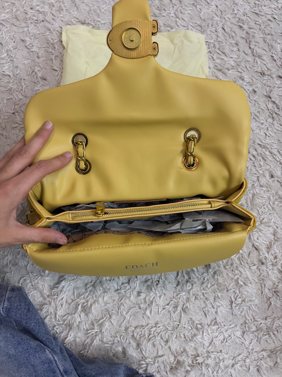 Sac à main jaune moutarde style matelassé avec chaîne dorée – Pas de marque 2