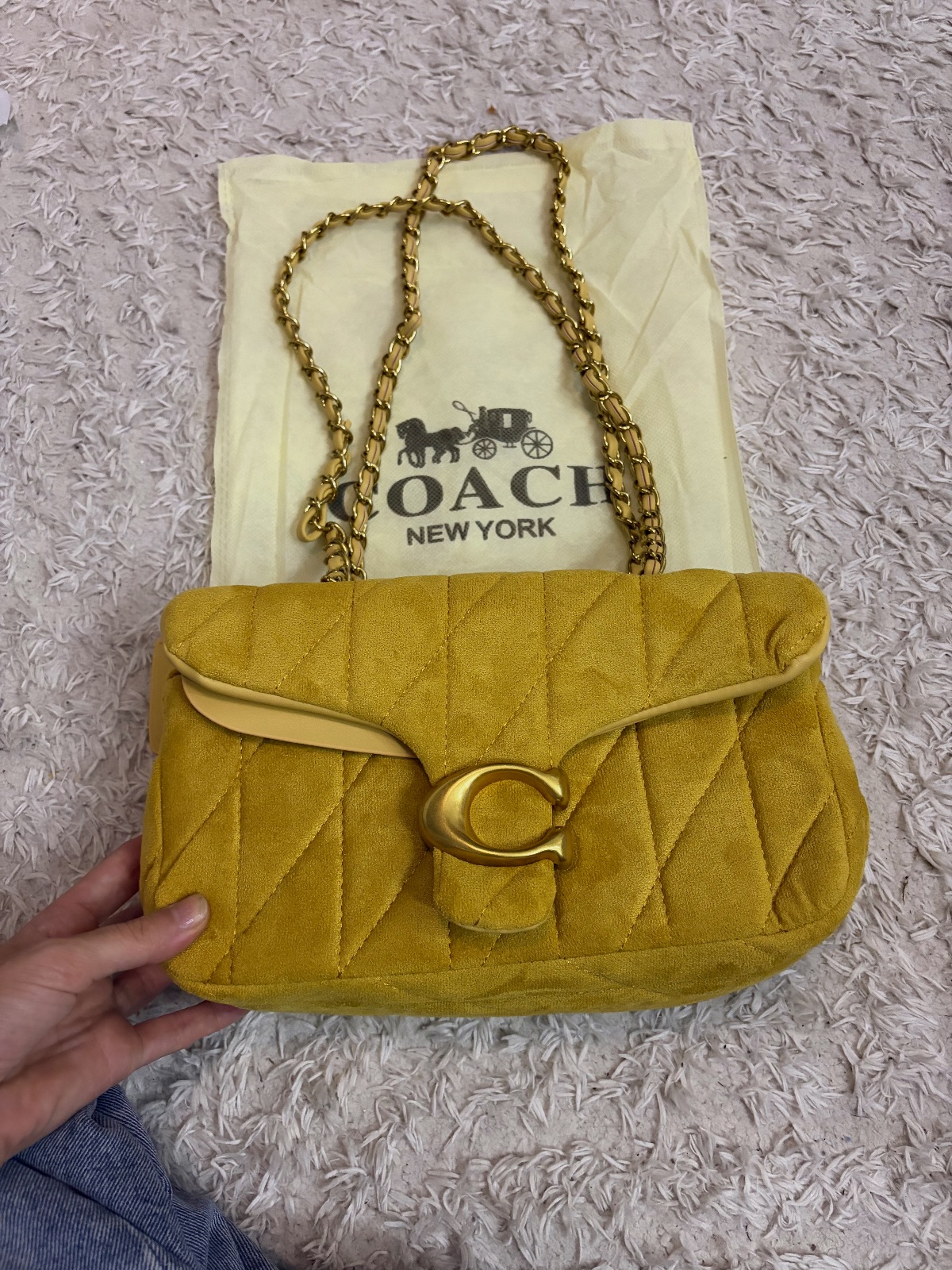 Sac à main jaune moutarde style matelassé avec chaîne dorée – Pas de marque 3