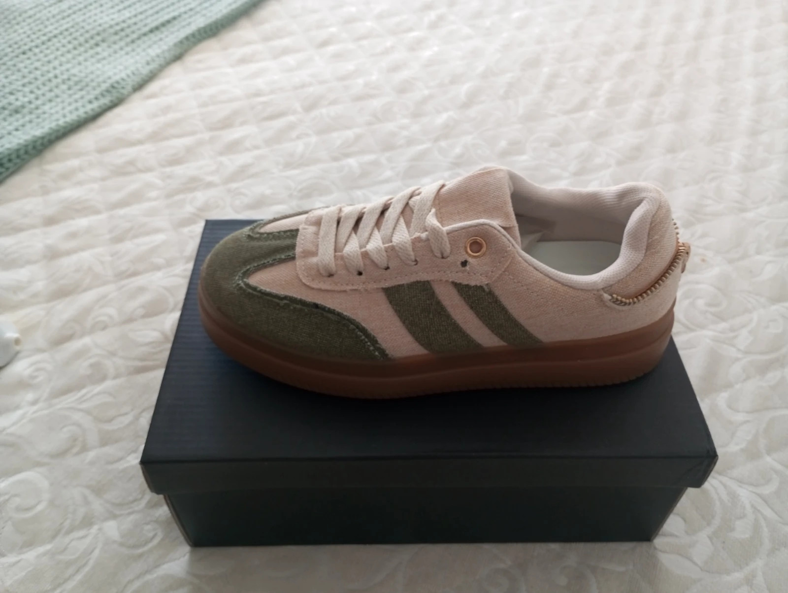 Zapatillas estilo retro lona beige/verde suela caramelo – nuevas – look vintage premium talla 36