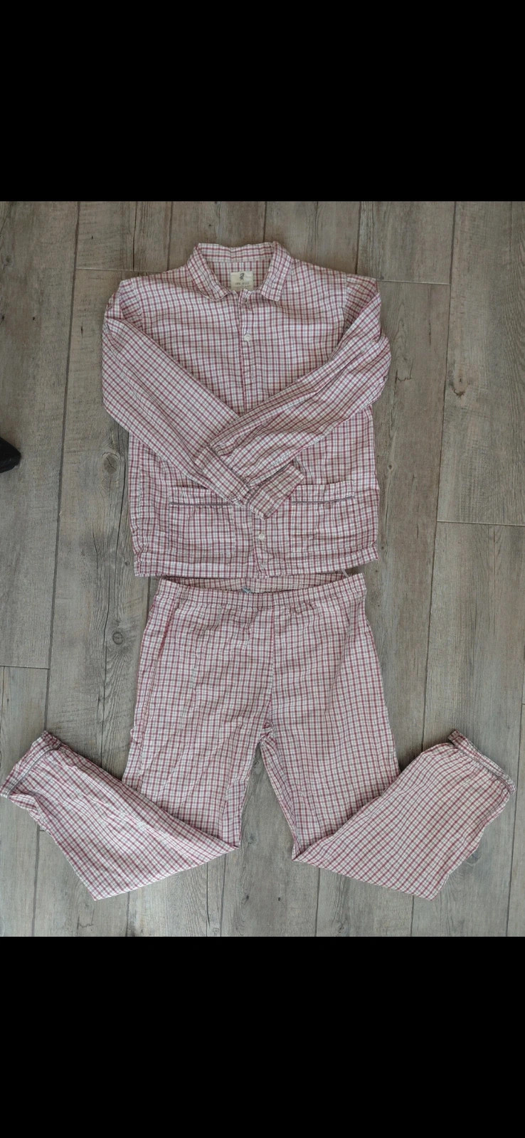 Chemise de nuit à carreaux.