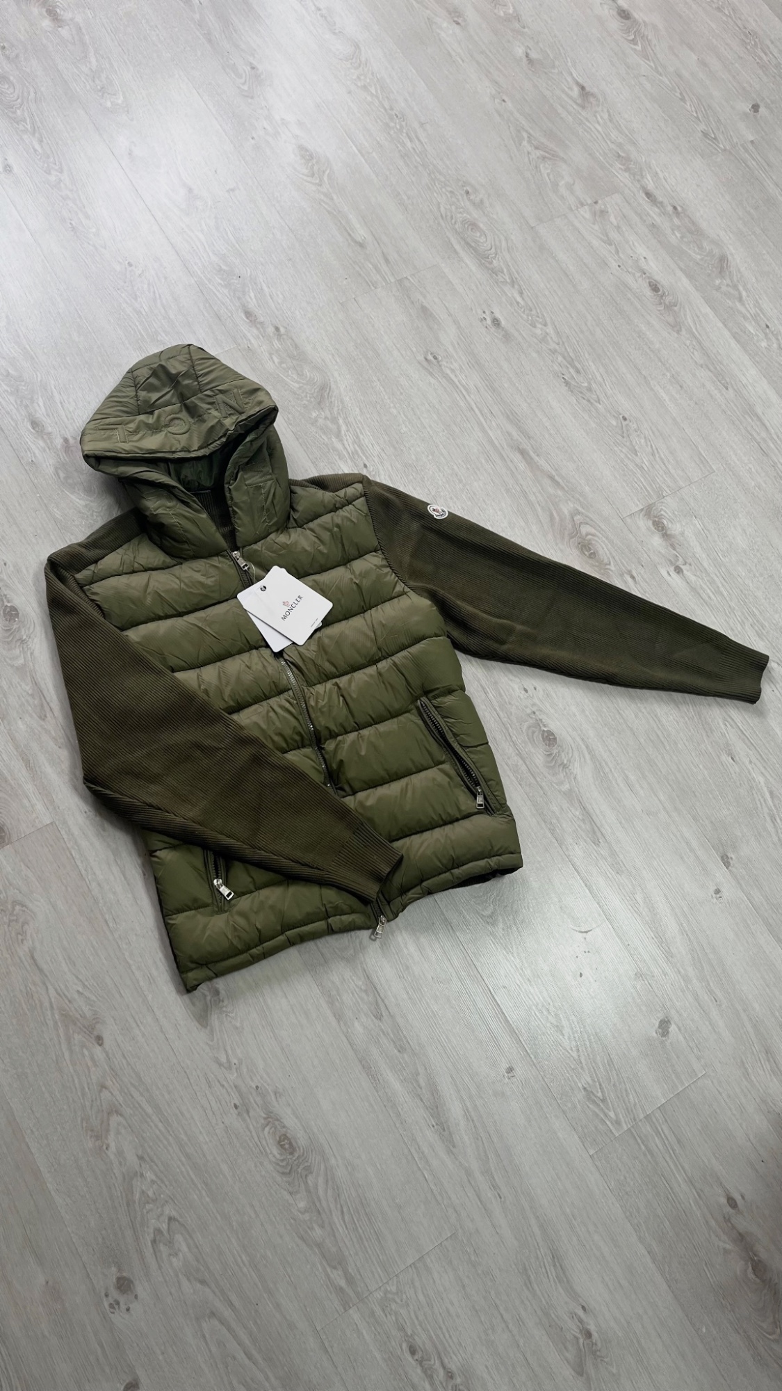 Cardigan moncler neuf avec étiquette taille M 