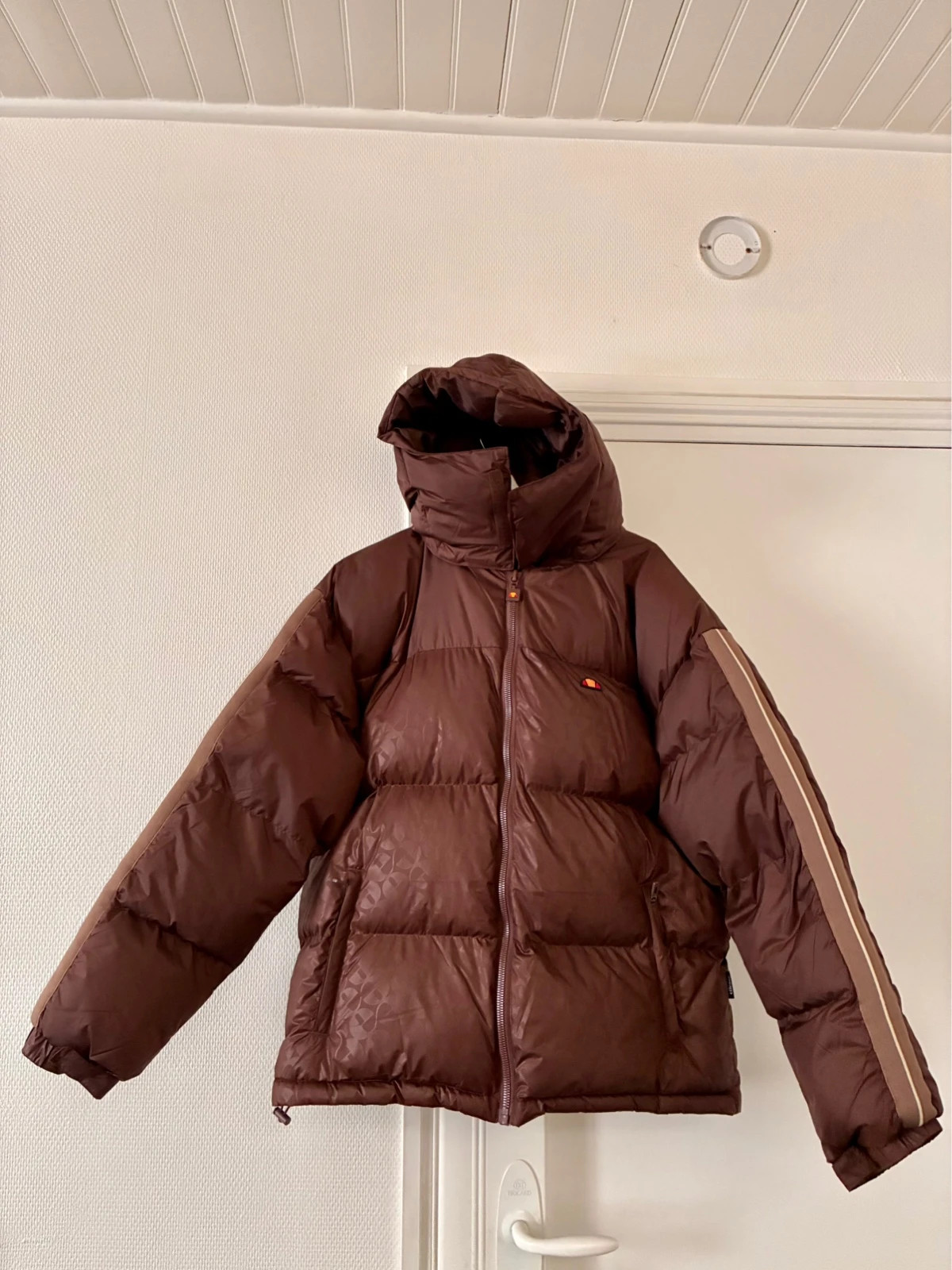 Doudoune Ellesse marron avec reflet taille M (authentique)