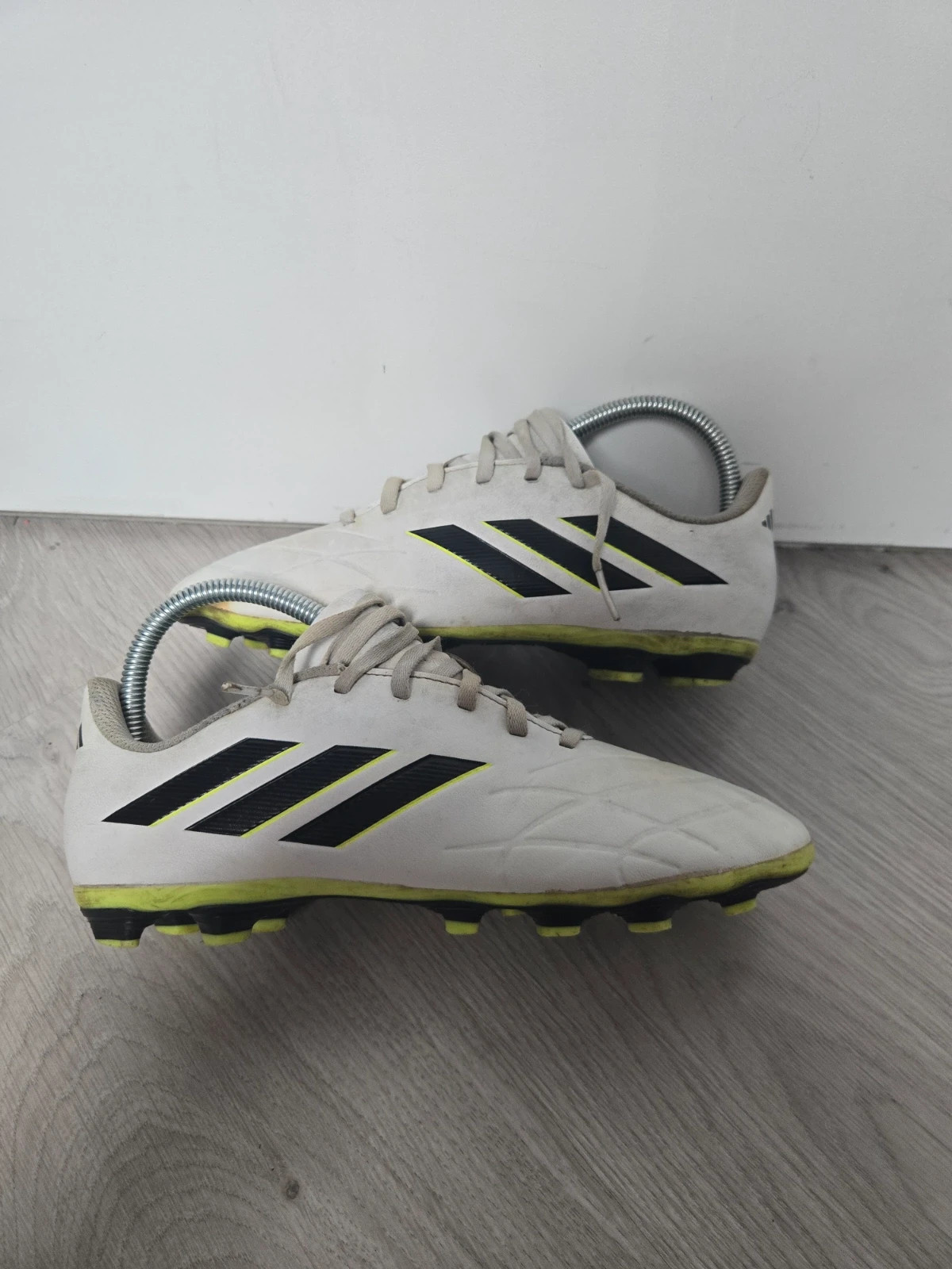 Crampons Adidas Copa 38.5 blanc jaune foot moulés