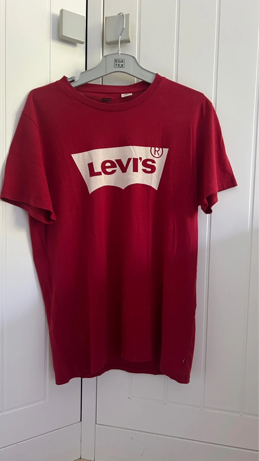 Camiseta Levi's roja