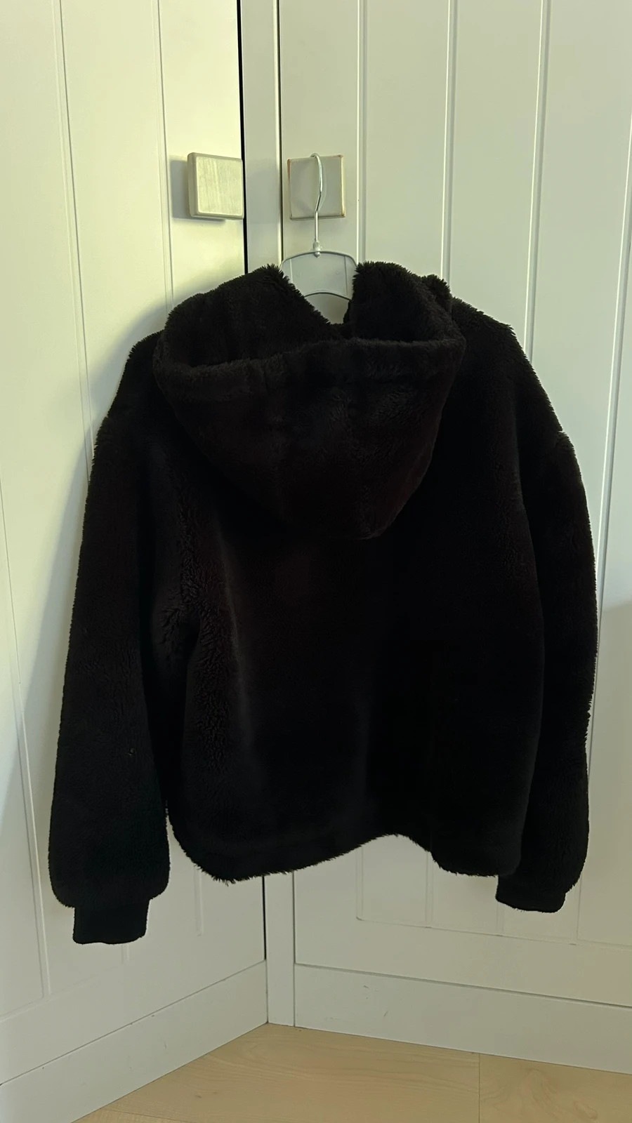 Chaqueta de peluche Bershka negra – Bershka – taille L / 40 / 12 3