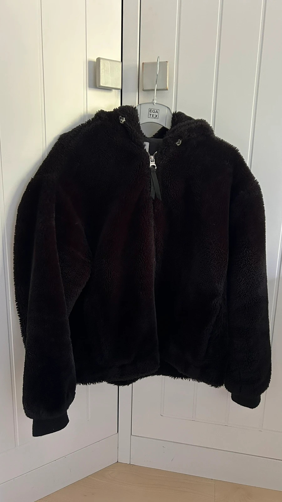 Chaqueta de peluche Bershka negra