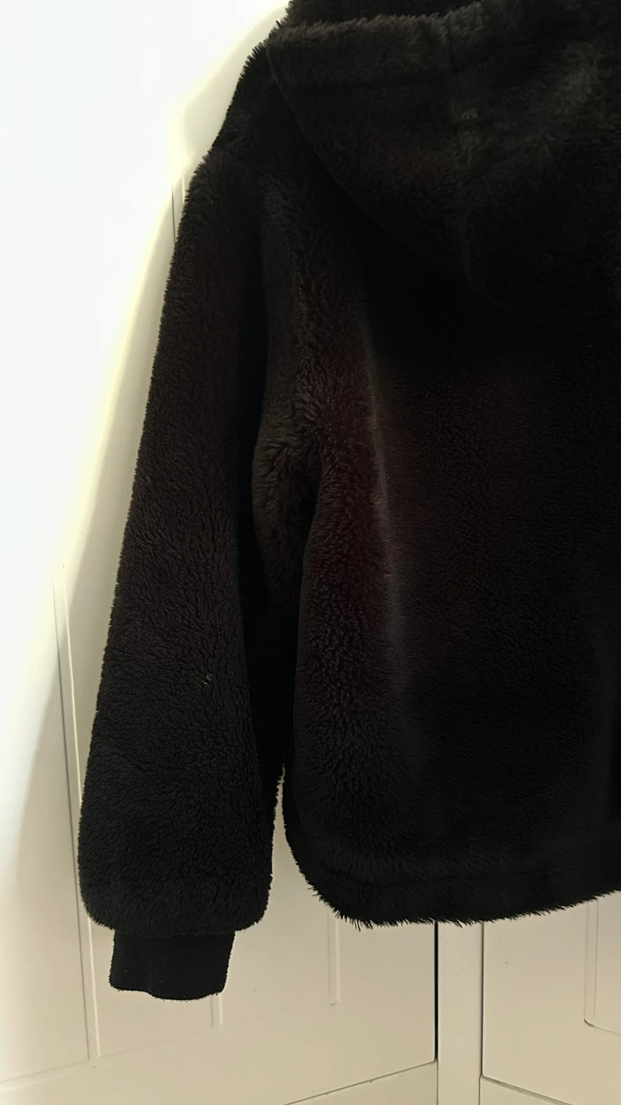 Chaqueta de peluche Bershka negra – Bershka – taille L / 40 / 12 4