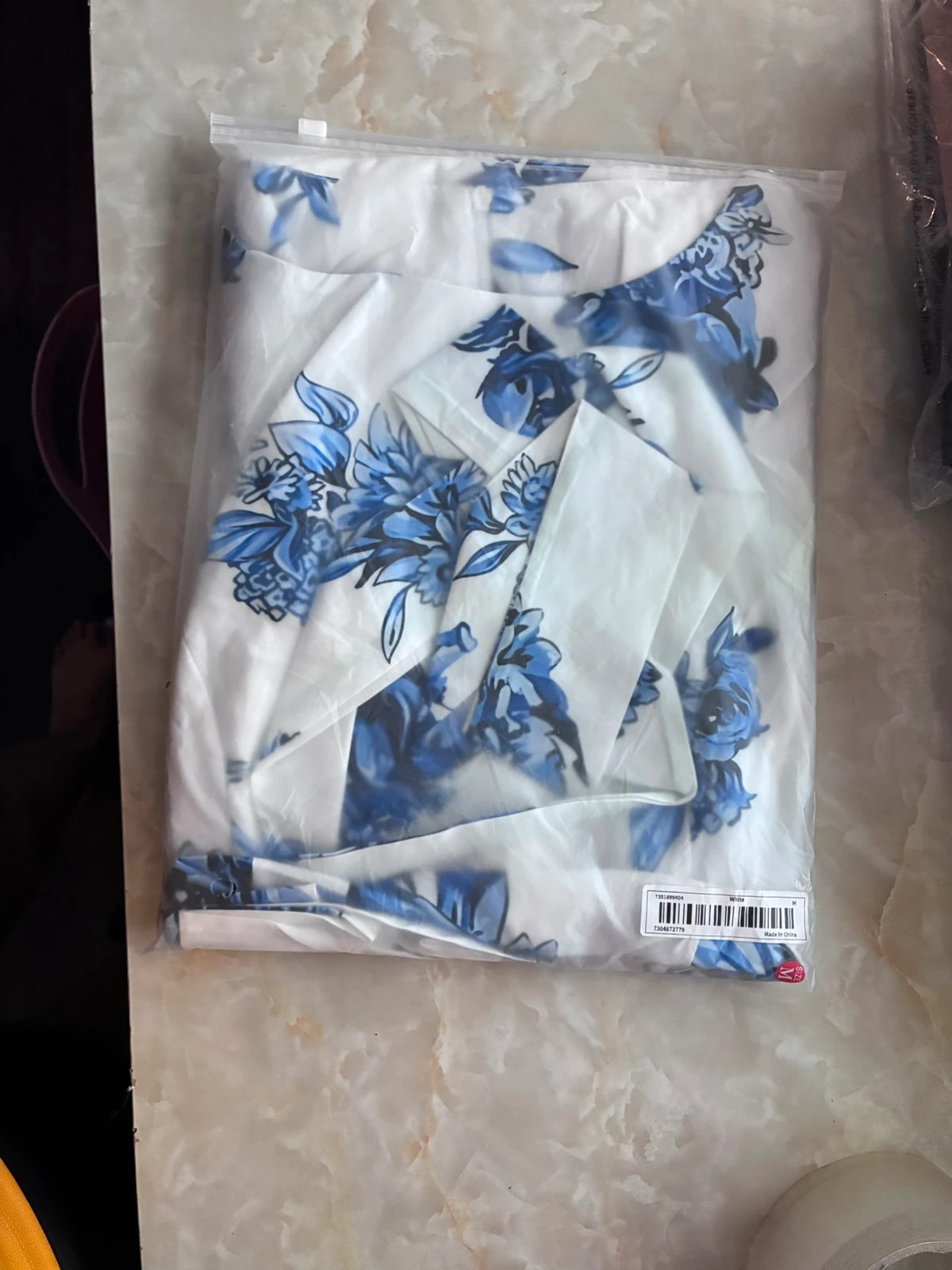 Beautiful white dress with an elegant blue floral print. – Floral – taille M / US 8-10 2