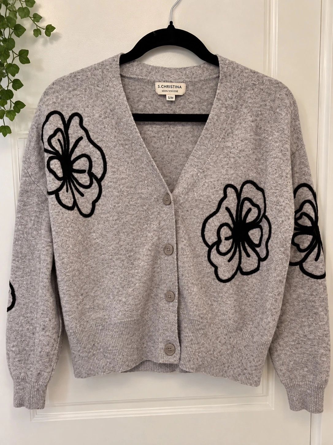 S. Christina Gray Floral Cardigan Sweater – Size S/M – taille S / US 4-6