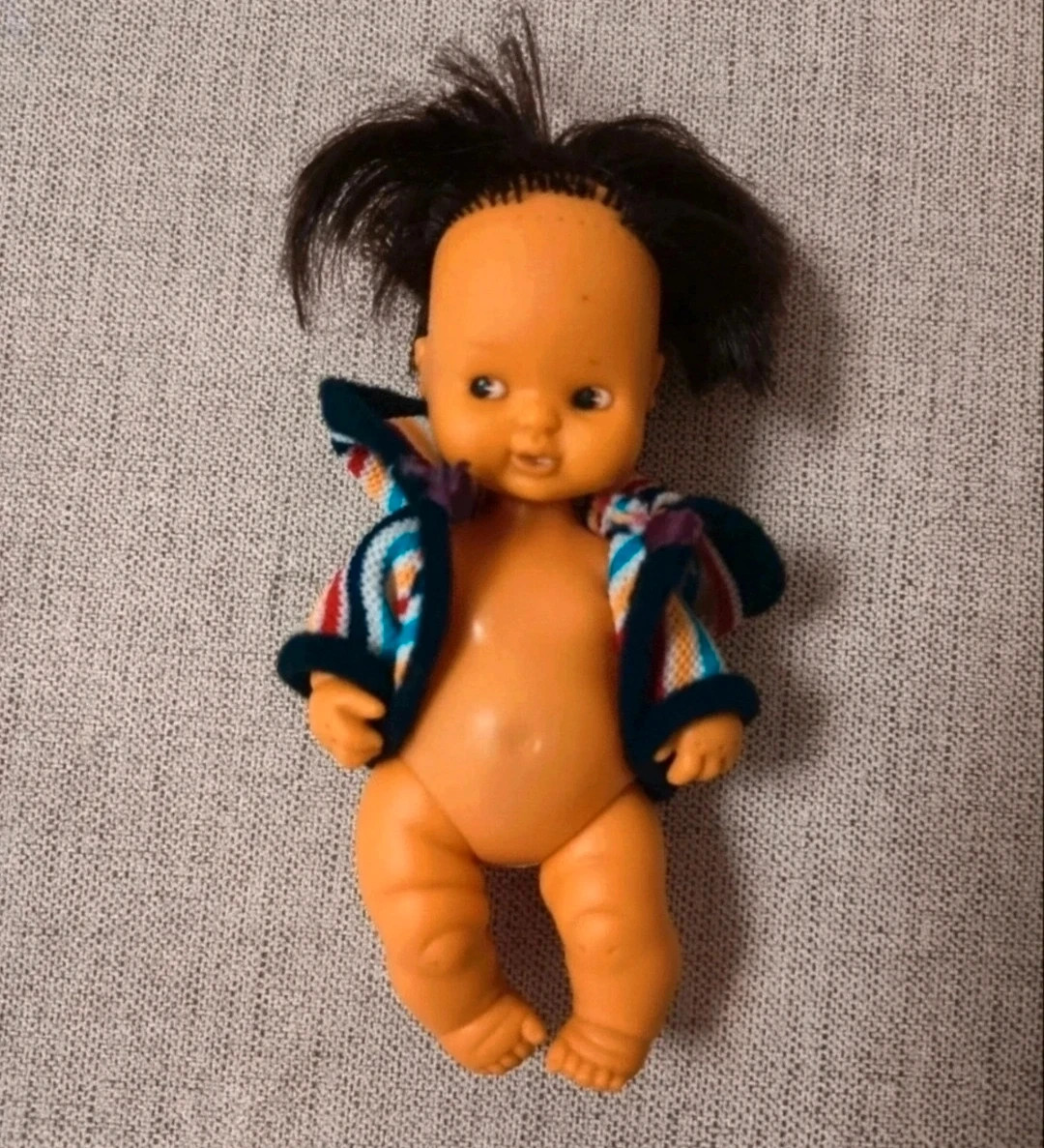 Barriguita vintage de los años 80-90 con albornoz