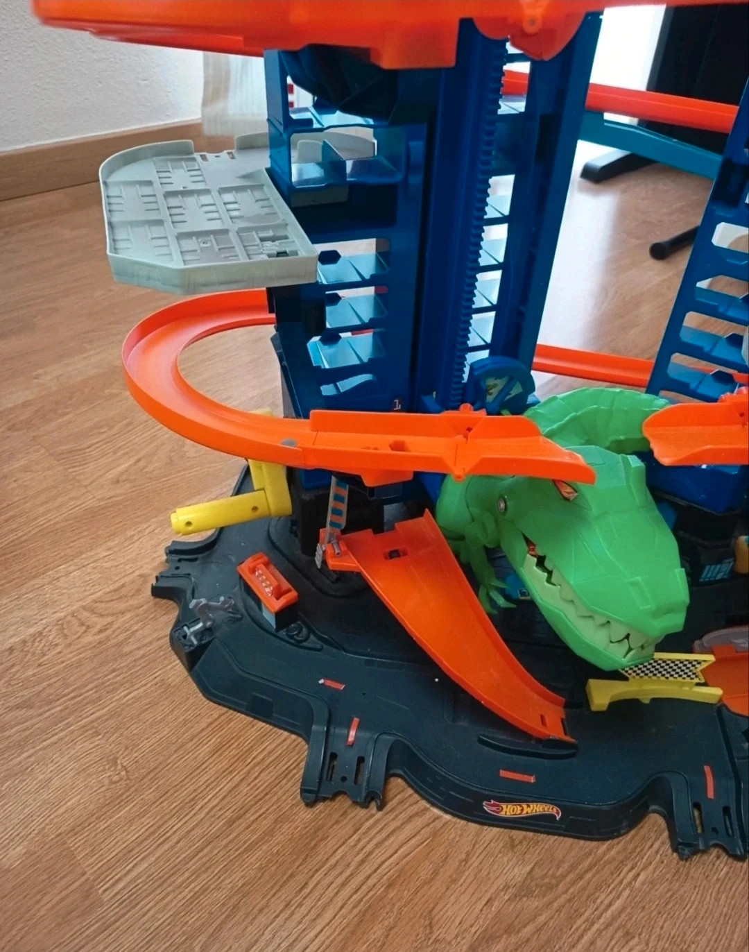 Hot Wheels City Robo T-Rex Ultimate Garage, estacionamiento multinivel con temática de dinosaurio. – Hot Wheels – taille 3 ans / 98 cm 5