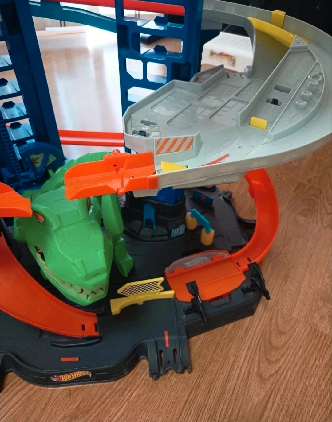 Hot Wheels City Robo T-Rex Ultimate Garage, estacionamiento multinivel con temática de dinosaurio. – Hot Wheels – taille 3 ans / 98 cm 4