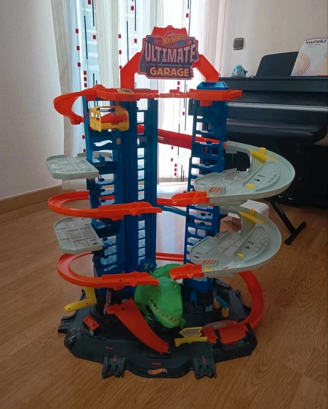 Hot Wheels City Robo T-Rex Ultimate Garage, estacionamiento multinivel con temática de dinosaurio.