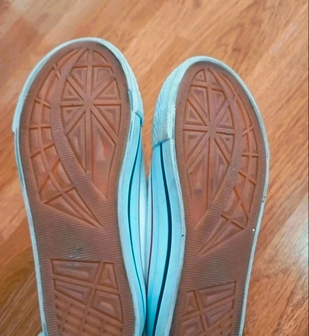 Zapatillas deportivas de lona unisex de niño. Buen estado. Número 30. – Local – taille 30 2