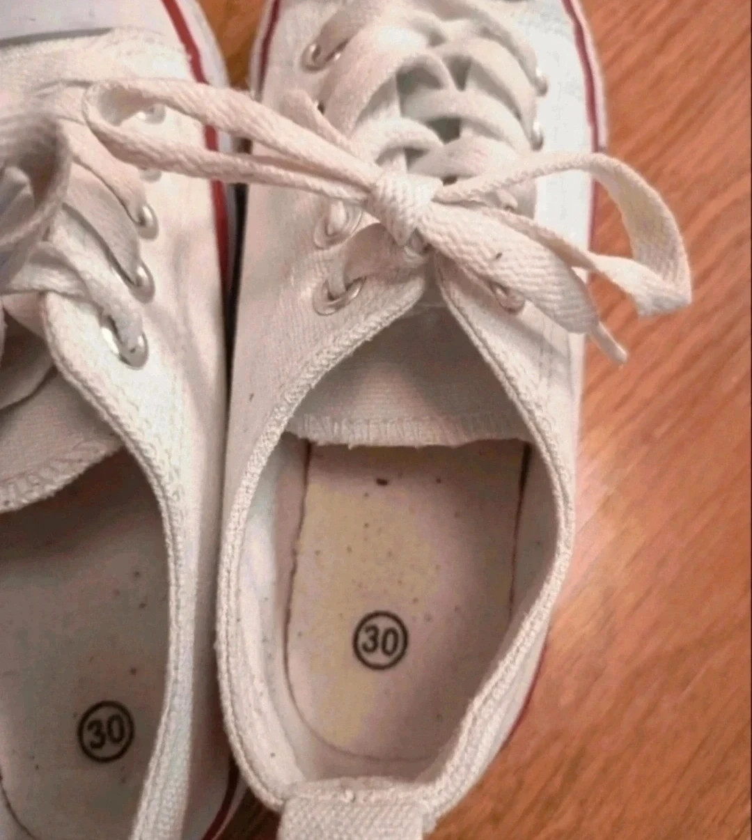 Zapatillas deportivas de lona unisex de niño. Buen estado. Número 30. – Local – taille 30 3